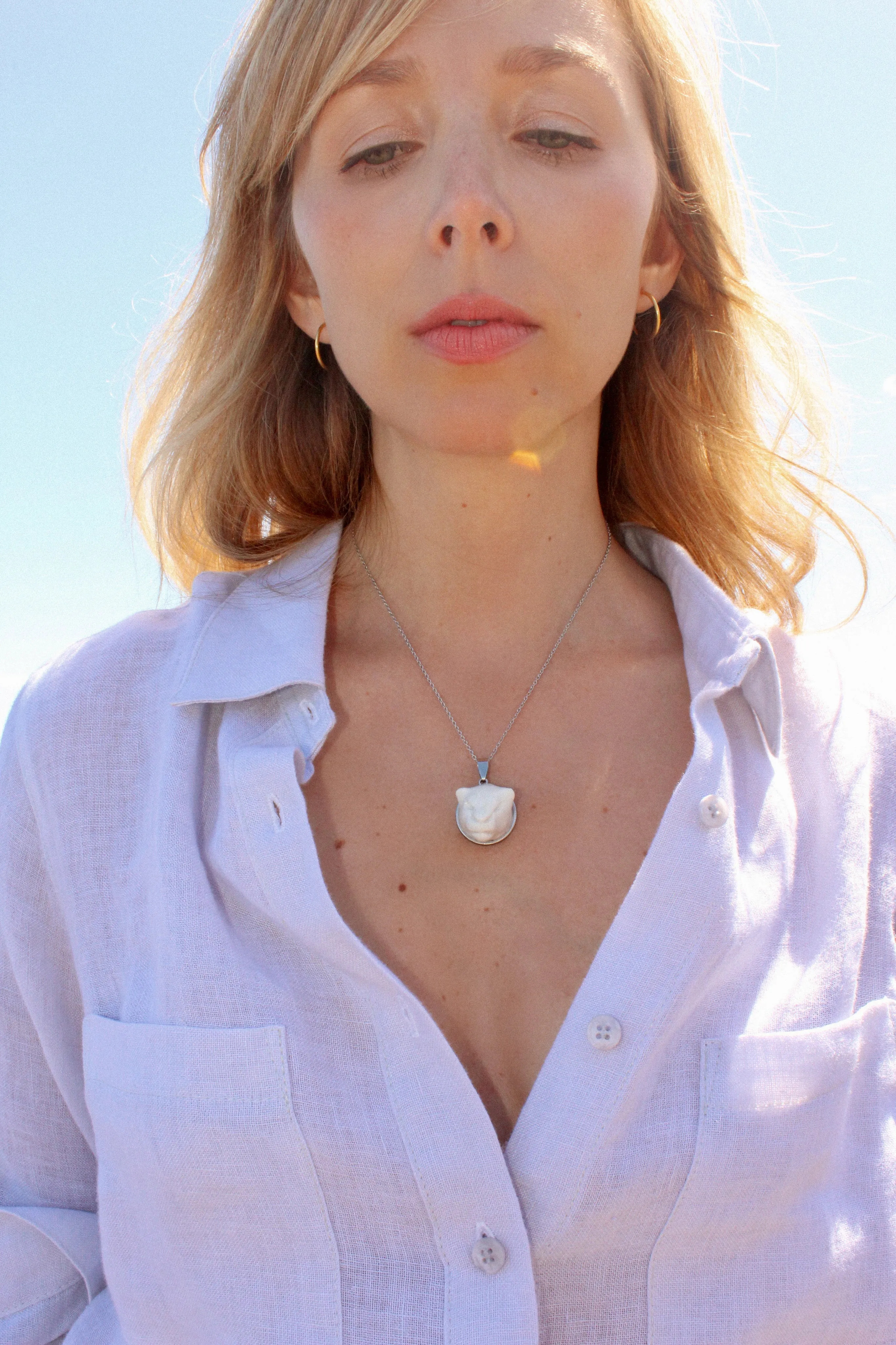 Cleo pendant necklace white