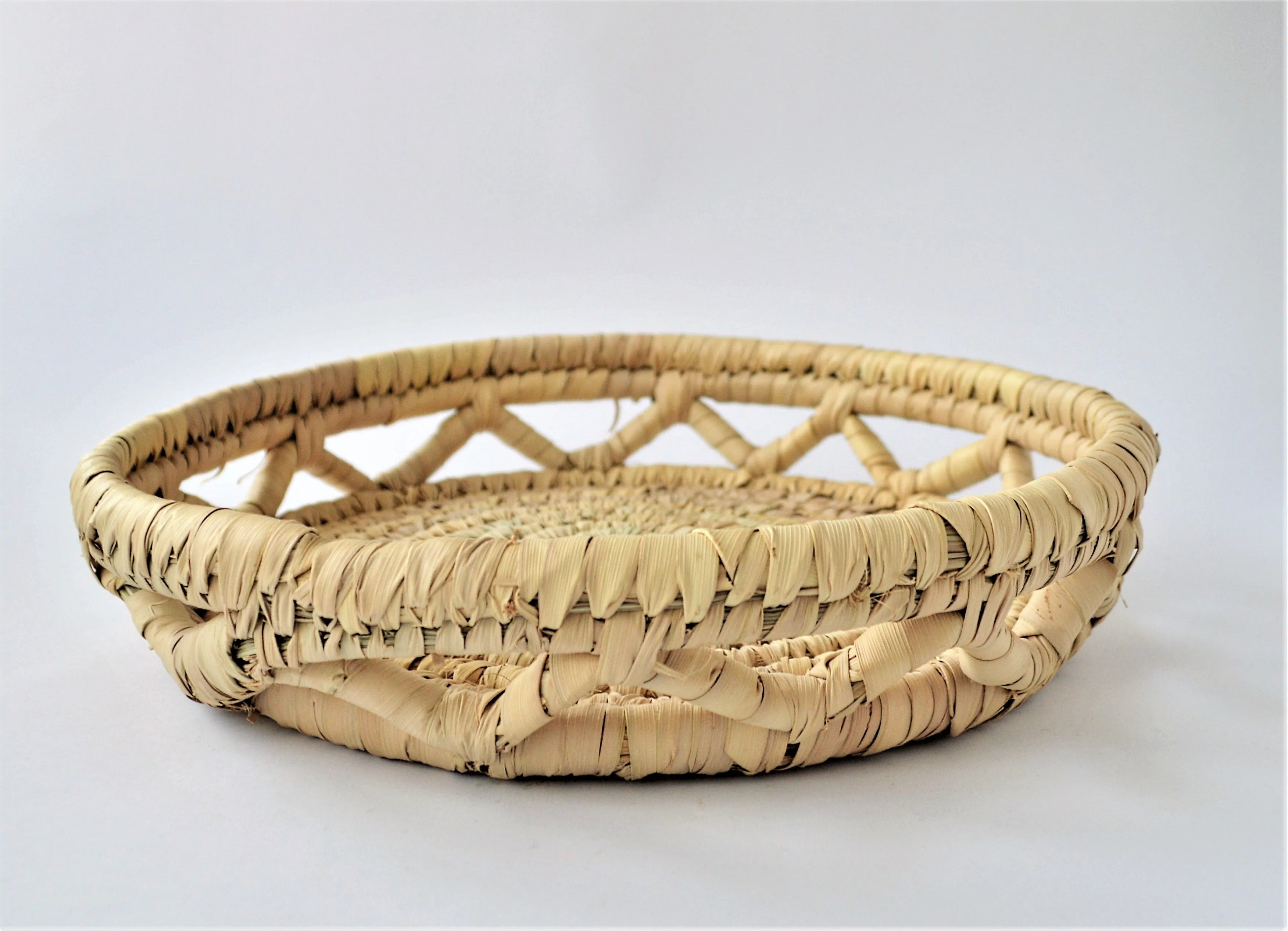 Round bread tray from palm wicker