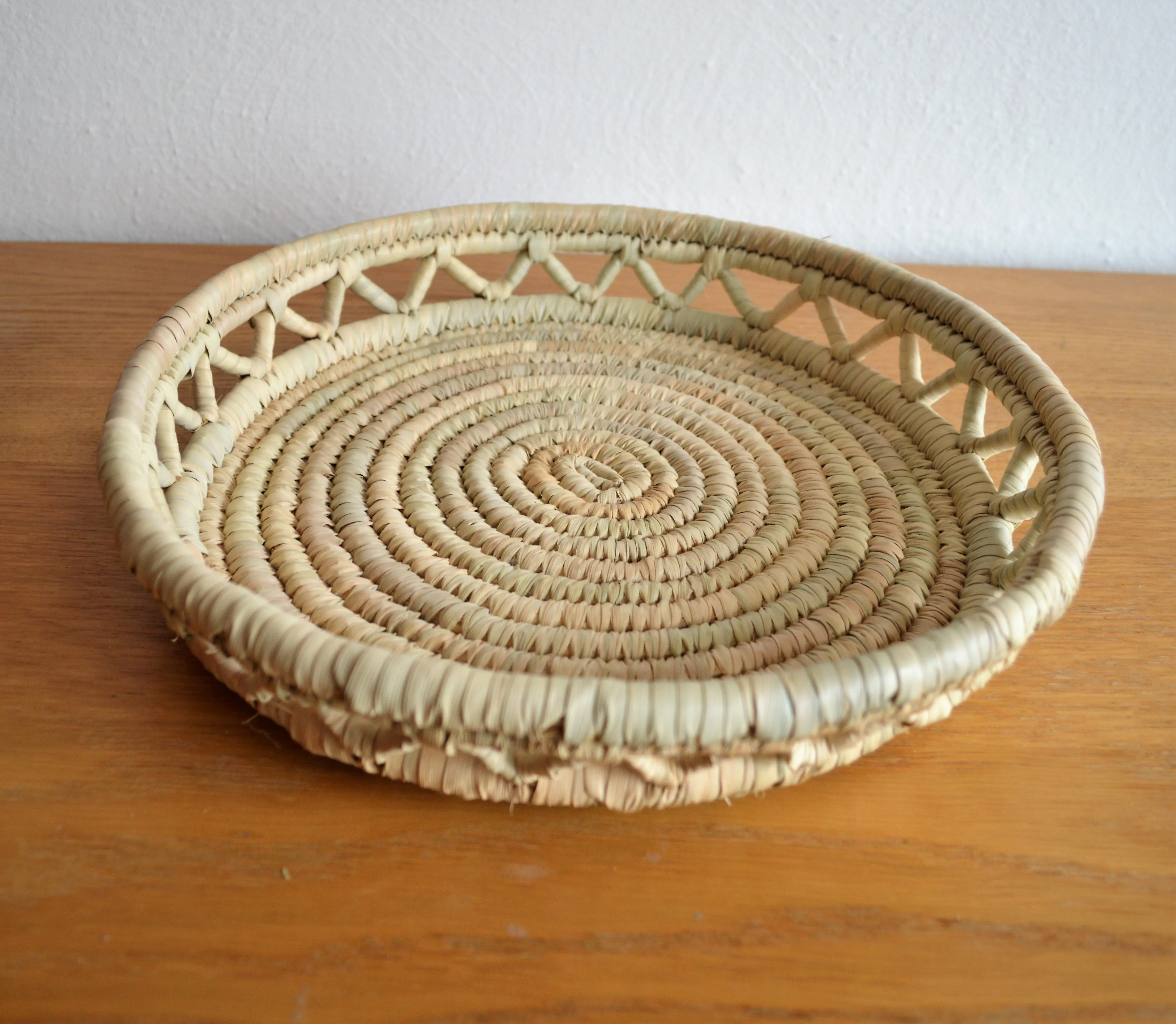 Round bread tray from palm wicker