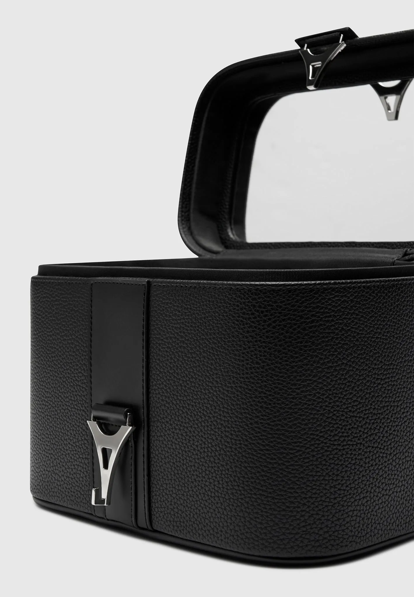 Éternelle Leather Eiffel Clasp Vanity Case - Black